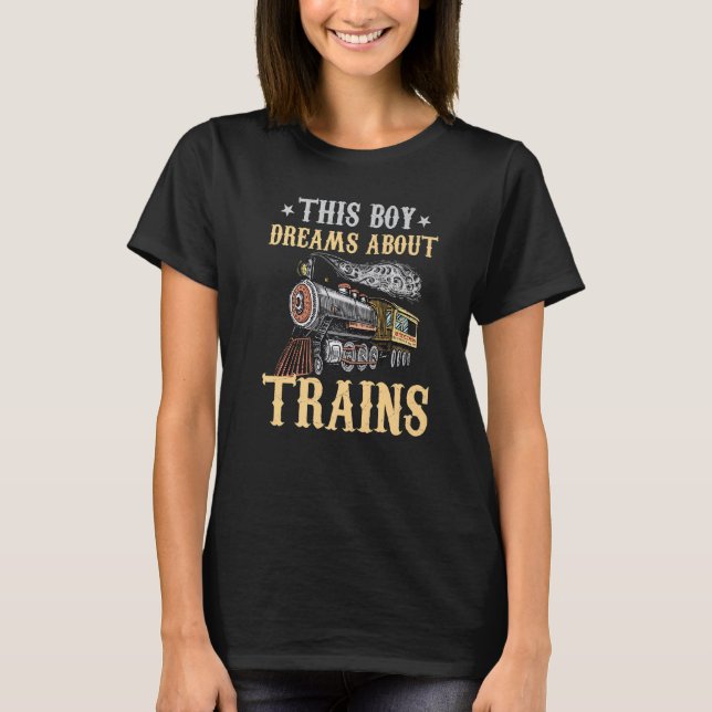 Train Saying Slogan - This Boy Dreams About Trains T Shirt (Framsida)