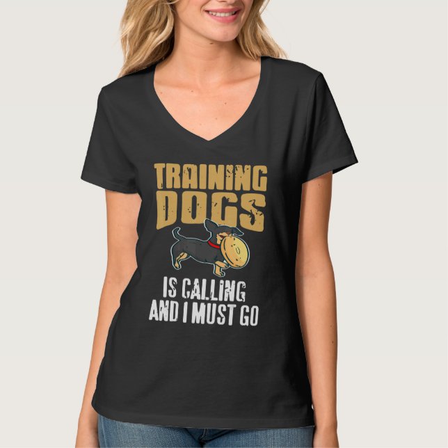 Training Dogs Is Calling & I Must Go Retro   Prese T Shirt (Framsida)