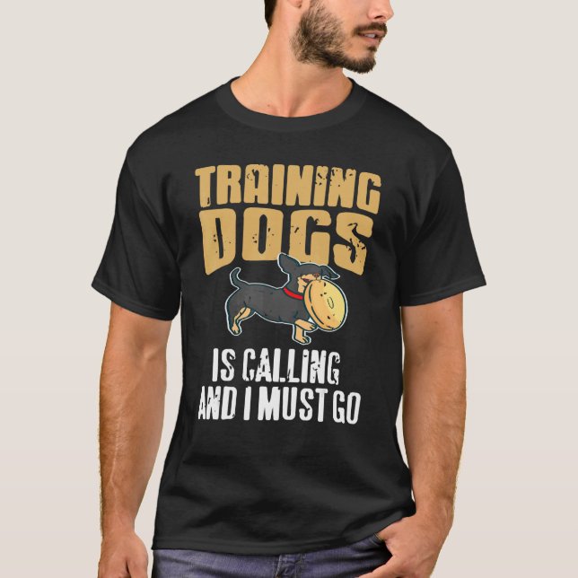 Training Dogs Is Calling & I Must Go Retro   Prese T Shirt (Framsida)