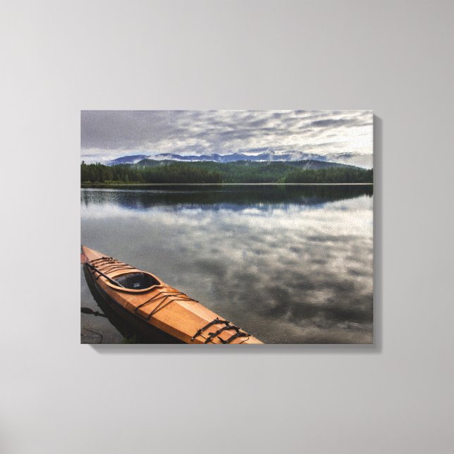 Träkajak på stranden av Beaver Lake Canvastryck (Framsida)