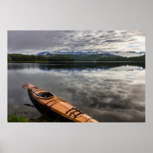 Träkajak på stranden av Beaver Lake Poster