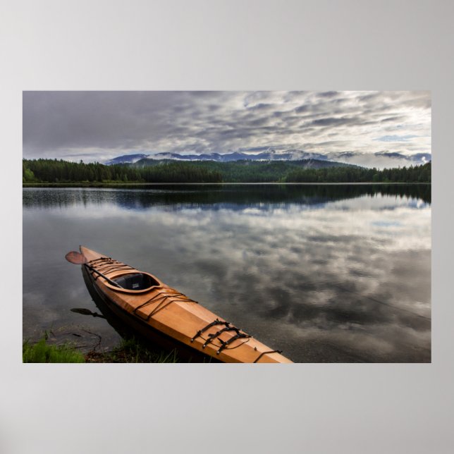 Träkajak på stranden av Beaver Lake Poster (Framsidan)