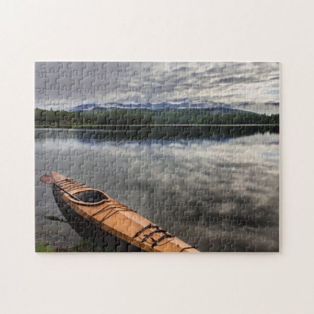 Träkajak på stranden av Beaver Lake Pussel (Horisontell)