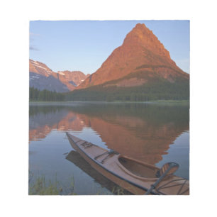 Träkajak på Swiftcurrent Lake vid soluppgång i Anteckningsblock
