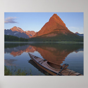 Träkajak på Swiftcurrent Lake vid soluppgång i Poster