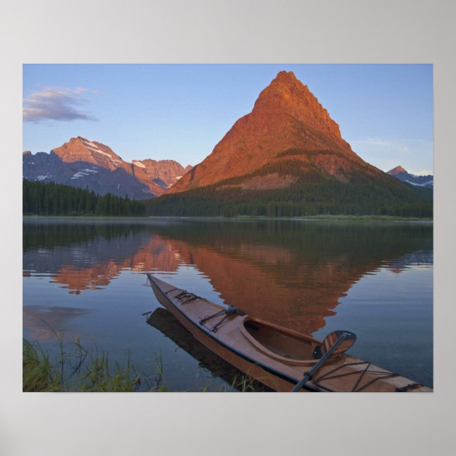 Träkajak på Swiftcurrent Lake vid soluppgång i Poster (Framsidan)