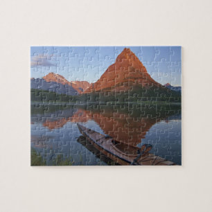 Träkajak på Swiftcurrent Lake vid soluppgång i Pussel