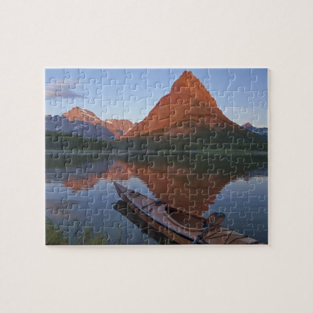 Träkajak på Swiftcurrent Lake vid soluppgång i Pussel (Horisontell)
