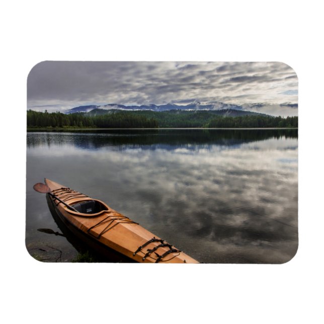 Träkajaker på stranden av Beaver Lake Magnet (Horisontell)