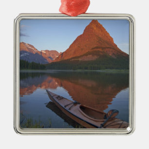 Träkajakk på Swiftcurrent Lake vid soluppgång i Julgransprydnad Metall