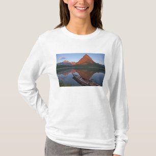 Träkajakk på Swiftcurrent Lake vid soluppgång i T Shirt