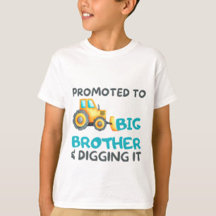 Traktor befordrad till storebror under konstruktio t shirt