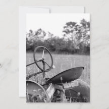 Traktor i högt gräs