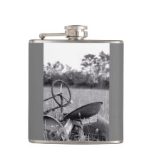 Traktor i kolv med lång gräs