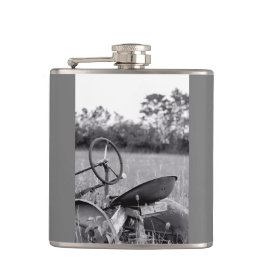 Traktor i kolv med lång gräs fickplunta