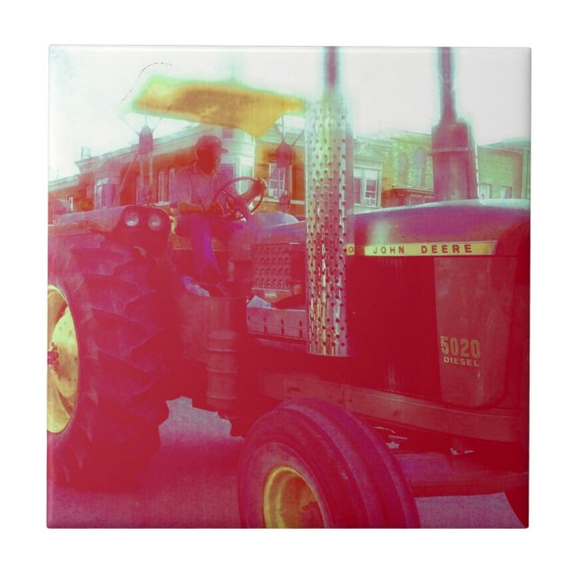 Traktor i parad kakelplatta (Framsidan)