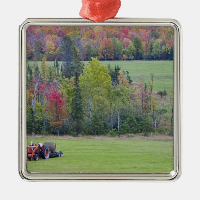 Traktor med häckbalar i grönt fält med julgransprydnad metall (Framsidan)
