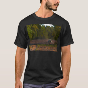 Traktor Plowing Farmland i ett vackert land T Shirt
