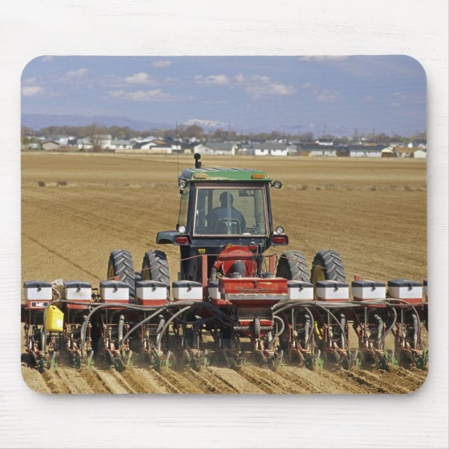 Traktor som drar en kärna urmajplanter. musmatta (Framsidan)