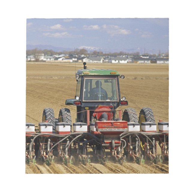 Traktor som drar en majssämaskin. anteckningsblock (Framsida)