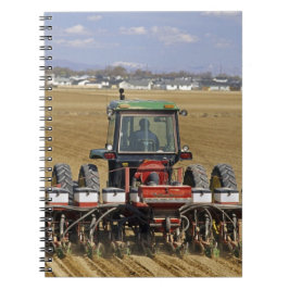 Traktor som drar en majssämaskin. anteckningsbok