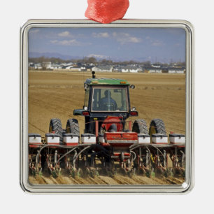 Traktor som drar en majssämaskin. julgransprydnad metall