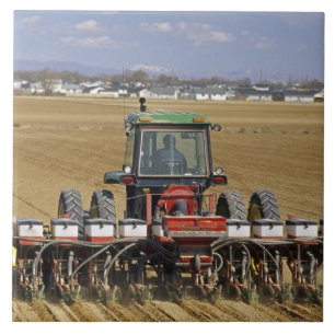 Traktor som drar en majssämaskin. kakelplatta