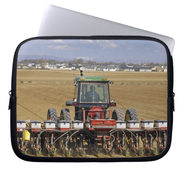 Traktor som drar en majssämaskin. laptop fodral (Framsidan)