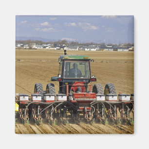 Traktor som drar en majssämaskin. magnet