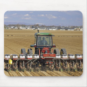 Traktor som drar en majssämaskin. musmatta
