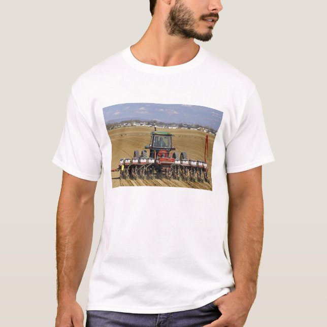 Traktor som drar en såmaskin för majs. tee shirt (Framsida)