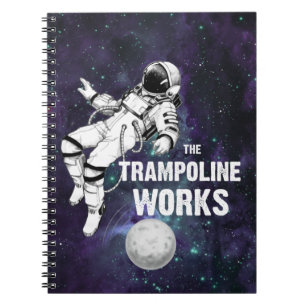 Trampoline verkar svartvit astronaut anteckningsbok