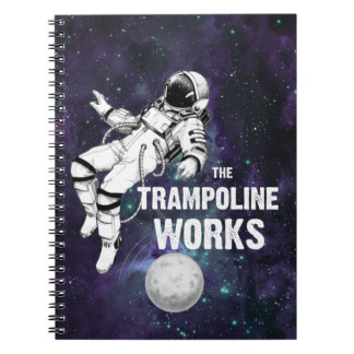 Trampoline verkar svartvit astronaut anteckningsbok