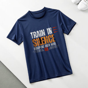 Träna i Tystnad Disciplin Över Ljud Gym Motivat T Shirt