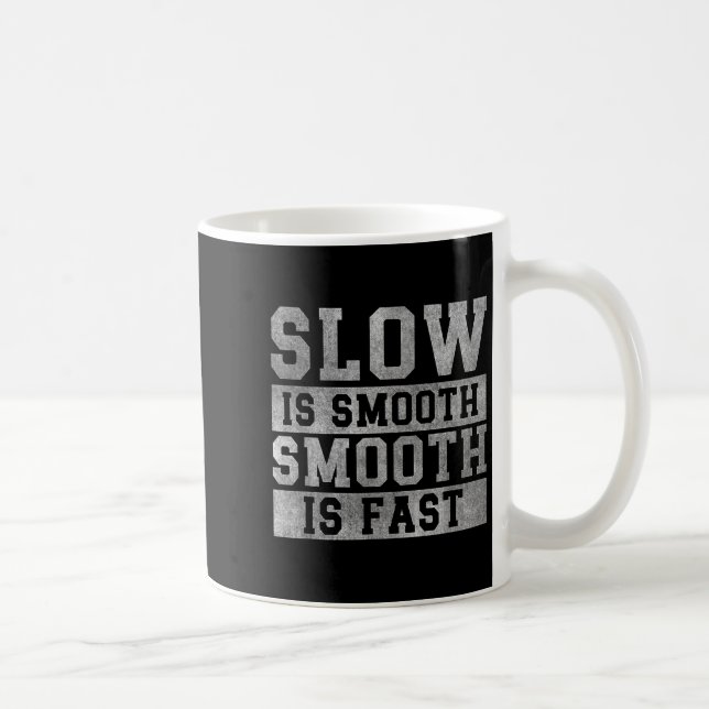 Träna långsamt är smidigt, positivt citat motivera kaffemugg (Höger)