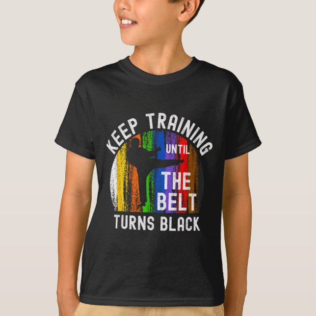 Träna tills bältet blir svart Karate T Shirt (Framsida)