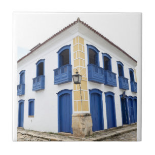 Tränga någon byggnadblåttklippning, Paraty, Kakelplatta