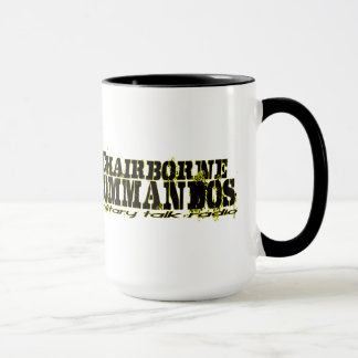 Tränga någon den sköt gula glödmuggen mugg