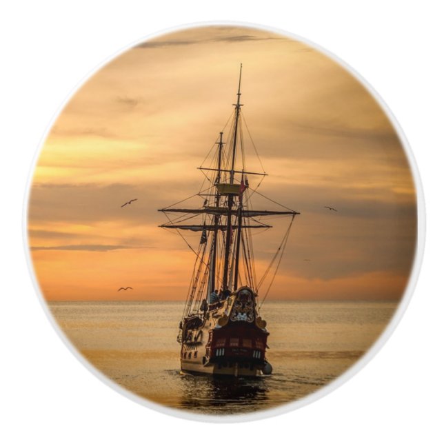 Tranquil Boat on Sea at Sunset Knob Knopp (Framsidan)
