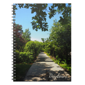 Tranquil Grönt Park Walkway Photo Spiral Notebook Anteckningsbok