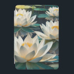 Tranquil Lotus Bloom på en stillastående damm iPad Mini Skydd<br><div class="desc">En fredlig scen där pristina vita lotus blommor flytande på lugn vatten,  badade i solljus med lila dynor och spola grönenery i bakgrunden.</div>