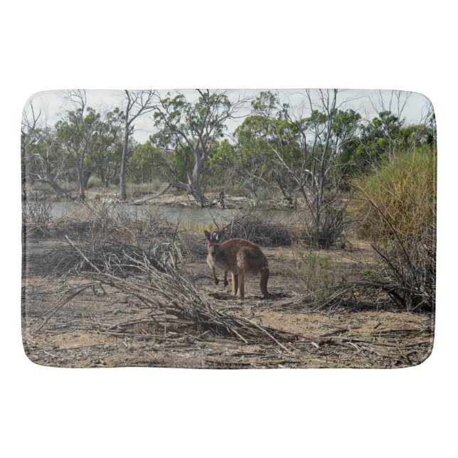 Tranquil Moment: Australian Kangaroo på Billabong Badrumsmatta (Framsidan)