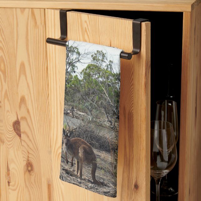 Tranquil Moment: Australian Kangaroo på Billabong Kökshandduk (Thirds Fold)