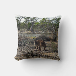 Tranquil Moment: Australian Kangaroo på Billabong Kudde