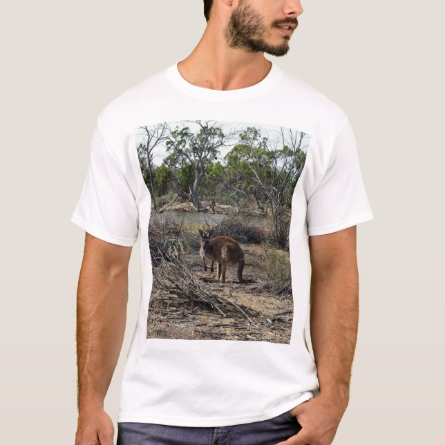 Tranquil Moment: Australian Kangaroo på Billabong T-shirt (Framsida)