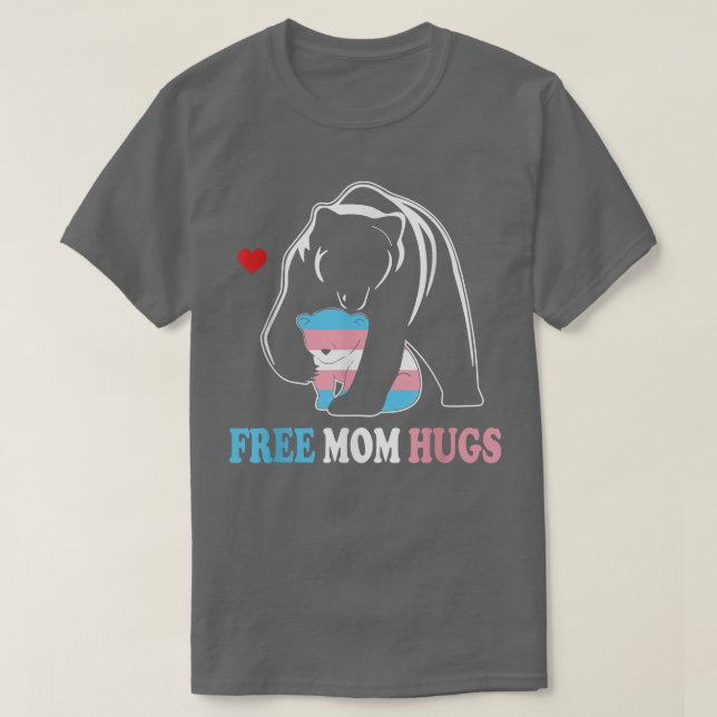 Trans Mamma Bear Free Mamma Hugs Rainbow Transgend T Shirt (Design framsida)