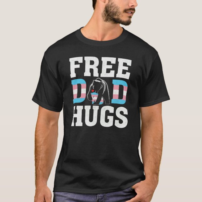 Trans Pappa Bear Free Pappa Hugs Rainbow Transgend T Shirt (Framsida)