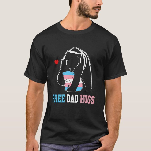 Trans Pappa Bear Free Pappa Hugs Rainbow Transgend T Shirt (Framsida)