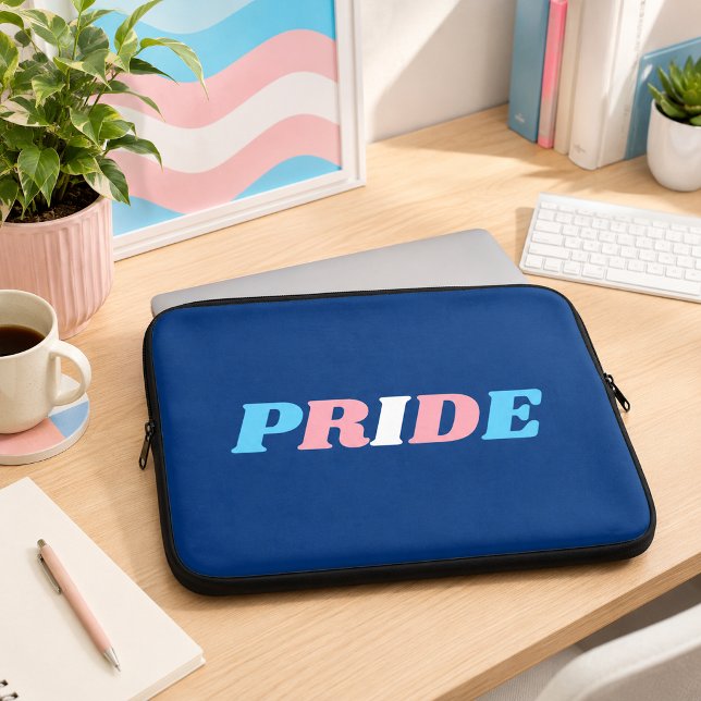 Trans Pride Transpersonlig Flagga Färger Typografi Laptop Fodral (Skapare uppladdad)
