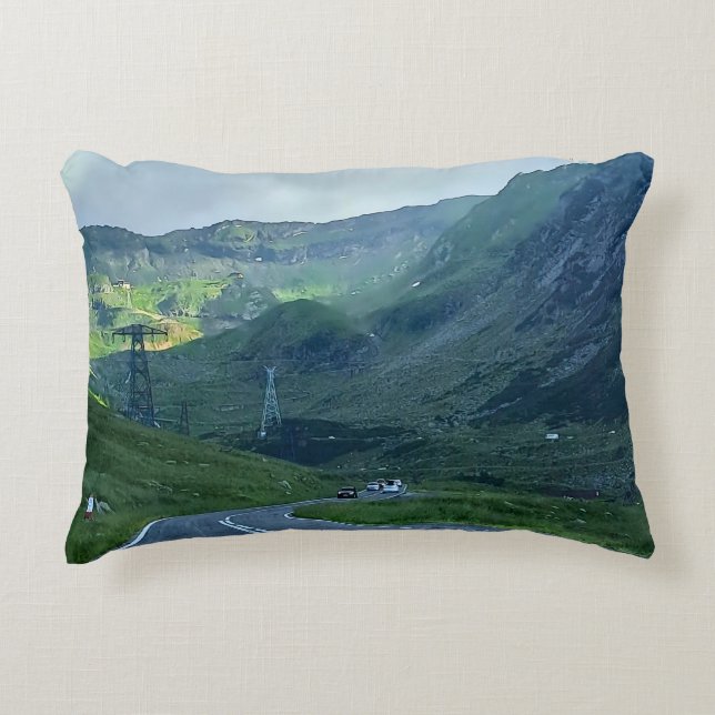 Transfagarasan-vägen – Karpatisk Bergstryck Prydnadskudde (Framsidan)